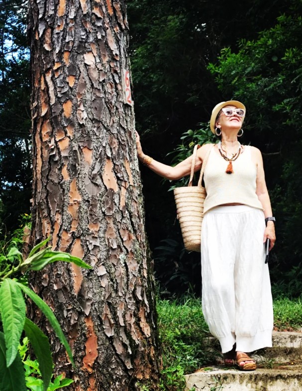 Gisele Lambertucci em look boho ao ar livre